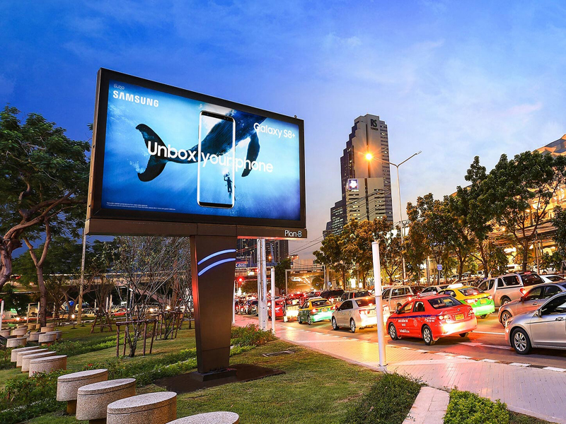 Samsung quảng bá dòng Galaxy bằng màn hình LED ngoài trời có cột trụ
