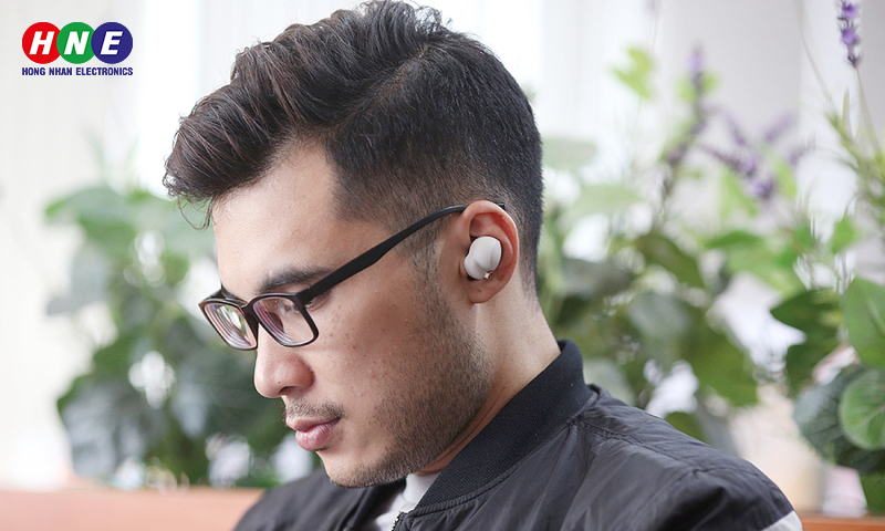 Tai nghe bluetooth In-ear có thể kết nối với thiết bị nguồn mà không cần dây.